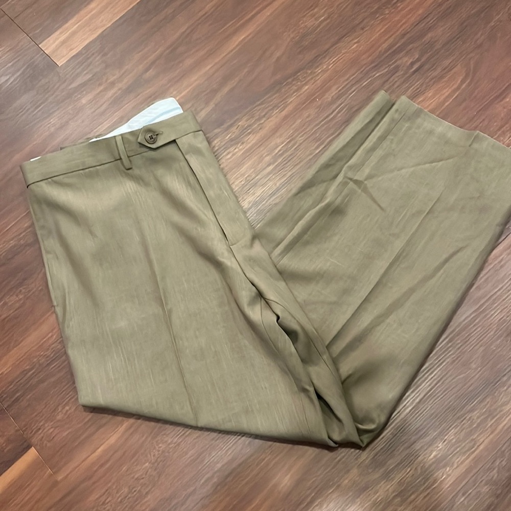 Haggar men’s dress pants, 40x30 hidden comfort travel classic fit, new with tags